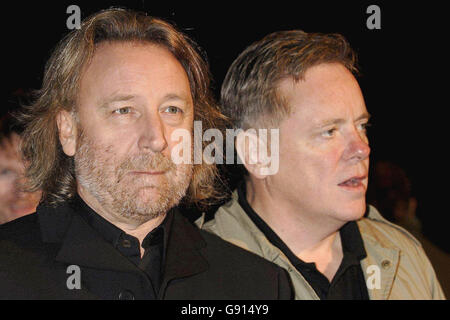 Peter Hook (links) und Bernard Sumner von der Band New Order kommen für die UK Music Hall of Fame 2005 - Live-Finale, im Alexandra Palace, Nord-London, Mittwoch 16 November 2005. Das Live-Finale ist Teil der Channel 4-Serie, die populäre Musik von den 1950er bis 1990er Jahren betrachtet. DRÜCKEN Sie VERBANDSFOTO. Bildnachweis sollte lauten: Yui Mok/PA Stockfoto