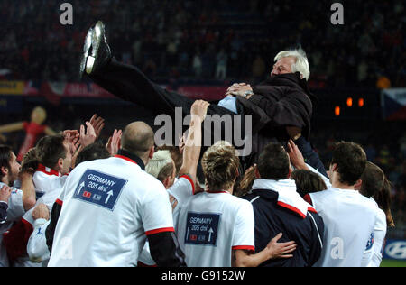 Der tschechische Trainer Karel Bruckner wird in die Luft geworfen Durch seine Spieler, nachdem sie ihre Qualifikation zu den gesichert WM-Finale in Deutschland Stockfoto