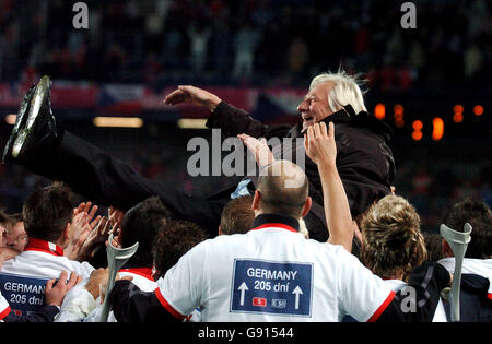 Der tschechische Trainer Karel Bruckner wird in die Luft geworfen Durch seine Spieler, nachdem sie ihre Qualifikation zu den gesichert WM-Finale in Deutschland Stockfoto