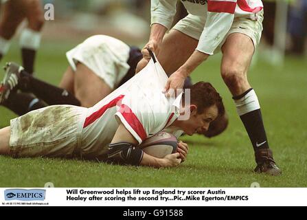 Rugby Union - Five Nations Championship - Schottland / England. Will Greenwood hilft, den englischen Torschützenkönig Austin Healey nach dem zweiten Versuch anzuheben Stockfoto