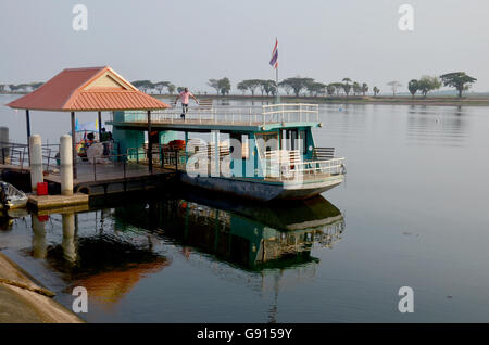 Passagier Schiff Haltestelle warten, gehen Menschen in Donsawan Insel im See Nong Han am 15. Januar 2016 in Sakon Nakhon, Thailand Stockfoto