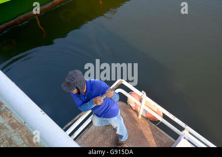 Thais Navigator an Bord eines Schiffes gehen auf Donsawan Insel am See Nong Han am 15. Januar 2016 in Sakon Nakhon, Thailand Stockfoto