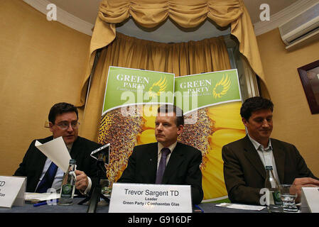 (Von links nach rechts) Dan Boyle, der Finanzsprecher der Grünen, Trevor Sargent, und Eamon Ryan, der Sprecher der Unternehmerpartei, stellen die Vorlage der Partei vor dem Haushaltsplan am Dienstag, den 22. November 2005, in Dublin vor. Die Partei behauptete heute, dass das Steuererleichterungen-System überarbeitet werden sollte. Herr Sargent sagte, die Debatte müsse von einer Obsession mit Steuersätzen zu einem gerechteren und effizienteren System übergehen. Siehe PA Story POLITIK Grüne Irland. DRÜCKEN SIE VERBANDSFOTO. Der Bildnachweis sollte lauten: Niall Carson/PA Stockfoto