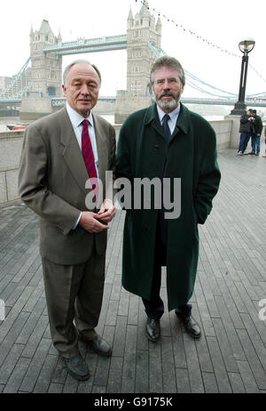 Sinn Fein-Chef Gerry Adams (rechts) trifft den Londoner Bürgermeister Ken Livingstone zu Gesprächen im Londoner City Hall. Stockfoto