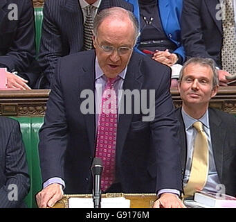 Der konservative Führer Michael Howard während der Fragen des Premierministers im Unterhaus, London, Mittwoch, 23. November 2005. DRÜCKEN SIE VERBANDSFOTO. Bildnachweis sollte lauten: PA Stockfoto