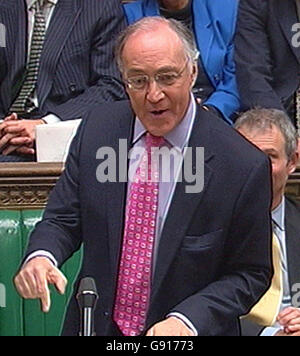 Der konservative Führer Michael Howard während der Fragen des Premierministers im Unterhaus, London, Mittwoch, 23. November 2005. DRÜCKEN SIE VERBANDSFOTO. Bildnachweis sollte lauten: PA Stockfoto