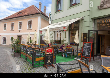 Sitzen in der Restaurant-Straße der Altstadt, Kutna Hora, UNESCO, Tschechische Republik Stockfoto