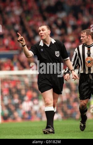 Fußball - Littlewoods FA Cup Halbfinale - Newcastle United / Sheffield United. Schiedsrichter Graham Poll macht einen Punkt Stockfoto