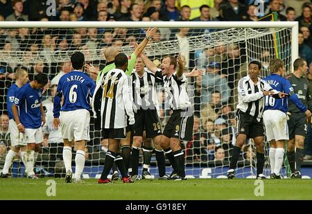 Alan Shearer von Newcastle United appelliert an Schiedsrichter Howard Webb für eine Strafe, nachdem Evertons James McFadden im Strafraum gehandhabt hatte, als der Schiedsrichter für eine Ecke signalisiert Stockfoto