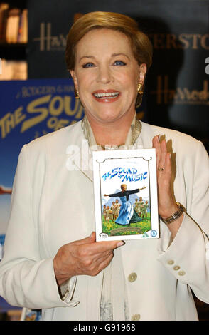 Dame Julie Andrews bei ihrem ersten UK-Signing bei Waterstone's in Harrods, London, Mittwoch, 30. November 2005 anlässlich der Veröffentlichung der DVD zum 40. Geburtstag von The Sound of Music und ihres neuesten Kinderbuches "simeon's Gift". DRÜCKEN Sie VERBANDSFOTO. Bildnachweis sollte lauten: James Carr/PA Stockfoto