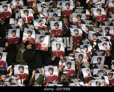 Manchester United Fans halten Plakate von George Best während der Schweigeminute zu Ehren ihres legendären Spielers vor dem Carling Cup vierten Runde Spiel zwischen Manchester United und West Bromwich Albion in Old Trafford, Manchester, Mittwoch, 30. November 2005. Siehe PA Geschichte FUSSBALL Best. DRÜCKEN Sie VERBANDSFOTO. Bildnachweis sollte lauten: Martin Rickett/PA. Stockfoto