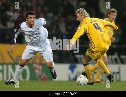 Stephen Hughes von Leicester City im Einsatz gegen Gary Speed (L) von Bolton Wanderers während des vierten Carling Cup-Spiels im Reebok Stadium, Bolton, Mittwoch, 30. November 2005. DRÜCKEN Sie VERBANDSFOTO. Bildnachweis sollte lauten: PA. Stockfoto