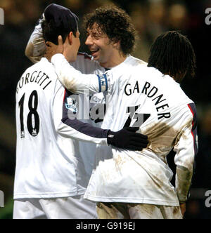 Jared Borgetti (L) von Bolton Wanderers feiert sein Tor gegen Leicester City mit den Mannschaftskollegen Ivan Campo und Ricardo Gardner während des Carling Cup vierten Runde im Reebok Stadium, Bolton, Mittwoch, 30. November 2005. DRÜCKEN Sie VERBANDSFOTO. Bildnachweis sollte lauten: PA. Stockfoto