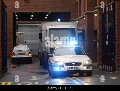 Bewaffnete Polizei eskortieren den Van von Leeds Richter Gericht, nachdem ein Mann mit dem Mord an der Polizeifrau Sharon Beshenivsky angeklagt wurde. Stockfoto