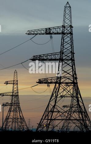 Masten transportieren Strom vom Kernkraftwerk Dungeness in Dungeness, Kent, weg, da Premierminister Tony Blair eine Überprüfung der Energiepolitik ankündigt, die zu weiteren Kernkraftwerken führen könnte. Stockfoto