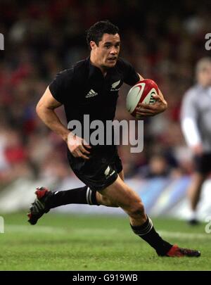 Dan Carter im Einsatz für Neuseeland gegen Wales im Millennium Stadium, Cardiff. Stockfoto