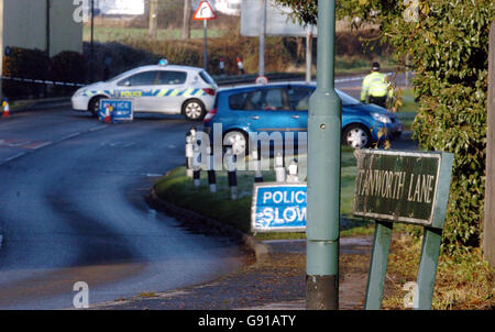 Die Polizei von West Midlands versiegelt am Mittwoch, den 7. Dezember 2005, einen Abschnitt der Tanworth Lane in Shirley, Birmingham, nachdem sie gestern Abend während eines Autodiebstahls doppelt gestochen hatte. Ein Vater und Sohn von Solihull wurden beide erstochen, nachdem sie drei Männer konfrontiert hatten, die versuchten, ein Auto zu stehlen, teilte die Polizei heute mit. Die Opfer im Alter von 45 und 18 Jahren wurden letzte Nacht kurz vor 20 Uhr angegriffen, nachdem drei Männer dem Fahrzeug auf die Auffahrt eines Hauses in Tanworth Lane, Shirley, Solihull, gefolgt waren. Siehe PA Geschichte POLIZEI Auto. DRÜCKEN SIE VERBANDSFOTO. Das Foto sollte lauten: David Jones/PA Stockfoto