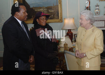 Die britische Königin Elizabeth II. (Rechts) begrüßt am Mittwoch, den 7. Dezember 2005, den Hochkommissar für Grenada, seine Exzellenz Joseph Charter (links) und seine Frau im Buckingham Palace. DRÜCKEN SIE VERBANDSFOTO. Bildnachweis sollte lauten: Stefan Rousseau/PA Stockfoto