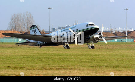 Die Douglas DC3-Dakota am Flughafen Coventry Freitag, 9. Dezember 2005, zum 70. Geburtstag des Flugzeugs. Das abgebildete Flugzeug, das von Air Atlantique aus Coventry Airport geflogen wird, wurde ursprünglich als 'KK151' 1944 an die RAF ausgeliefert. Die Flugveteranen des Transport-"Arbeitspferdes" der RAF versammeln sich diese Woche, um den 70. Jahrestag der Douglas Dakota zu feiern - des in den USA gebauten Flugzeugs, das auf beiden Seiten des Zweiten Weltkriegs eingesetzt wurde. Der DC3 Dakota - die RAF-Version des amerikanischen Transportflugzeugs Douglas C47 - nahm an den D-Day- und Operation Market Garden-Invasionen der Alliierten Teil Stockfoto