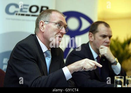 Herr Paul Goggins (links), Innenminister und Vorsitzender der Taskforce Goverments zum Kinderschutz im Internet, mit Herrn Jim Gamble , stellvertretender Direktor der National Crime Squad,bei einer Pressekonferenz in Belfast,Dienstag, 15. November 2005,wurde heute das weltweit erste Zentrum zur Bekämpfung der Ausbeutung von Kindern durch Pädophile im Internet angekündigt.die Einheit, Der ehemalige Polizeidienst von Nordirland Superintendent Jim Gamble wird eine zentrale Anlaufstelle für Jugendliche und Erwachsene bieten, um Online-Missbrauch zu melden.bis zu 100 Mitarbeiter werden arbeiten Stockfoto