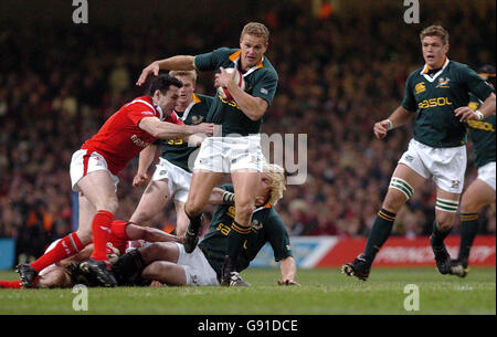 Wales' Stephen Jones greift den südafrikanischen Meyer Bosman während des Internationalen Spiels im Millennium Stadium, Cardiff, Samstag, 19. November 2005. DRÜCKEN Sie VERBANDSFOTO. Bildnachweis sollte lauten: David Jones/PA. Stockfoto