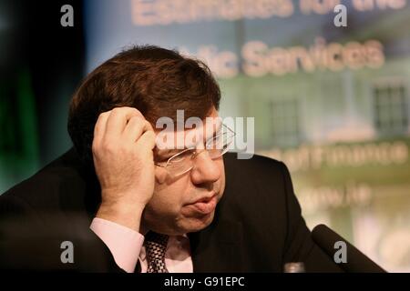 Finanzminister Brian Cowen TD bei der Veröffentlichung der Schätzungen für öffentliche Dienstleistungen und das zusammenfassende Programm für öffentliches Kapital bei Regierungsgebäuden. Cowen stellte sein zweites Buch der Schätzungen vor und stellte 12 Milliarden Euro für die Gesundheit bereit, was einer Steigerung von 9 % entspricht, und 7.2 Milliarden Euro für die Bildung, eine Steigerung von 7.9 %. Von den insgesamt 48.5 Milliarden Euro werden 12.4 Milliarden Euro in die Abteilung Soziales und Familie investiert. Stockfoto