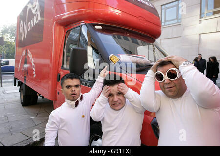 Die Wonka-Lastwagen erhalten Parkscheine in der New North Street, WC1, während sie für einen Fotoanruf im Warner Bros London HQ in der Theobalds Road parken. Oompa Loompas (L-R) Danny Roberts, Andy Inns und Jamie Legg sind bestürzt, die Tickets zu bekommen.Dies war der zweite Vorfall am Tag für die Wonka Trucks, da sie während des Starts der 'Charlie and' auf dem Weg von Watford nach London auf der A5 angehalten und durchsucht worden waren The Chocolate Factory' DVD, Central London, Montag, 21. November 2005. DRÜCKEN SIE VERBANDSFOTO. Bildnachweis sollte lauten: Edmond Terakopian / PA Stockfoto