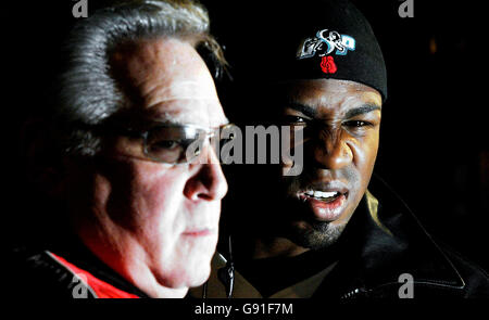 BoxIn promotor Gary Shaw (L) mit seinem Boxer Jeff Lacy während einer Pressekonferenz im Brown's Gerichtssaal, Covent Garden, London, Montag, 21. November 2005. Joe Calzaghe wird am Samstag, den 4. März 2006, in der Manchester MEN Arena gegen den US-Amerikaner Jeff Lacy in einem Kampf um die Vereinheitlichung des Superhals im Midlewht-Welttitel auftreten. Siehe PA Story BOXEN Calzaghe. DRÜCKEN SIE VERBANDSFOTO. Der Bildnachweis sollte lauten: Sean Dempsey/PA. Stockfoto