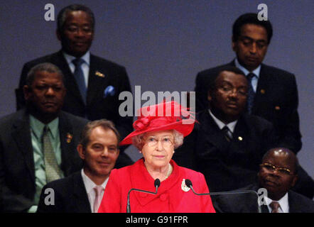 Die britische Königin Elizabeth II. Spricht am Freitag, den 25. November 2005, beim Treffen der Commonwealth-Regierungschefs in Valletta, Malta. Sie erzählte ihnen, wie die Zeiten der Gerichtsverhandlung sie zusammengebracht hätten und wie Herausforderungen wie Terrorismus nicht allein angegangen werden könnten. Siehe PA Geschichte POLITIK Malta. DRÜCKEN SIE VERBANDSFOTO. Bildnachweis sollte lauten: Stefan Rousseau/PA Stockfoto