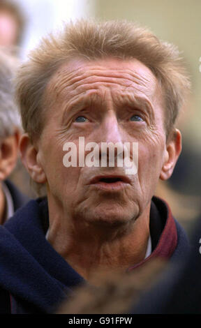 Der ehemalige Fußballspieler Denis Law aus England und Manchester United spricht mit den Medien, nachdem er den engen Freund George Best vor dem Cromwell Hospital im Westen Londons besucht hat, da die Fußballlegende dem Tod nahe steht. Best's Familie, einschließlich Sohn Calum, 24, und Vater Dickie, 87, hielt eine Mahnwache an seinem Bett und ehemalige Teamkollegen Sir Bobby Charlton und Denis Law kam, um emotionale Abschied zu sagen. Siehe PA Story HEALTH Best. DRÜCKEN Sie VERBANDSFOTO. Bildnachweis sollte lauten: Matthew Fearn/PA Stockfoto