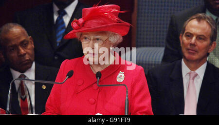 Die britische Königin Elizabeth II. Spricht am Freitag, den 25. November 2005, beim Treffen der Commonwealth-Regierungschefs in Valletta, Malta, während der britische Premierminister Tony Blair zuhört (rechts). Sie erzählte ihnen, wie die Zeiten der Gerichtsverhandlung sie zusammengebracht hätten und wie Herausforderungen wie Terrorismus nicht allein angegangen werden könnten. Siehe PA Geschichte POLITIK Malta. DRÜCKEN SIE VERBANDSFOTO. Bildnachweis sollte lauten: Stefan Rousseau/PA Stockfoto