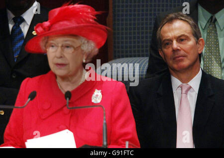 Die britische Königin Elizabeth II. Spricht vor dem Treffen der Commonwealth-Regierungschefs in Valletta, Malta, während der britische Premierminister Tony Blair zuhört (rechts). Stockfoto