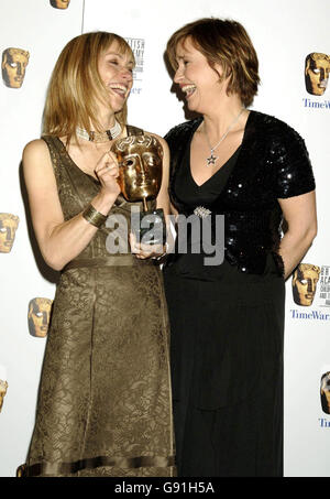 Moderatorin Emma Forbes mit Michaela Strachan und ihrer Auszeichnung (als beste Moderatorin) bei den British Academy Children's Film & Television Awards 2005, vom London Hilton, Central London, Sonntag, 27. November 2005. Siehe PA Story SHOWBIZ Awards. DRÜCKEN SIE VERBANDSFOTO. Der Bildnachweis sollte lauten: Yui Mok/PA Stockfoto