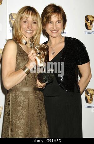 Moderatorin Emma Forbes mit Michaela Strachan (und ihrer Auszeichnung für die beste Moderatorin) bei den British Academy Children's Film & Television Awards 2005, vom London Hilton, Central London, Sonntag, 27. November 2005. Siehe PA Story SHOWBIZ Awards. DRÜCKEN SIE VERBANDSFOTO. Der Bildnachweis sollte lauten: Yui Mok/PA Stockfoto