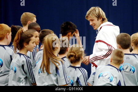 Der englische Fußballkapitän David Beckham öffnet die Türen zur offiziellen Eröffnung der David Beckham Academy in East Parkside, Greenwich, London. Stockfoto