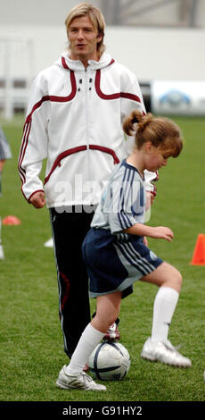 England Fußball Kapitän David Beckham übersieht Kinder in Fußball-Aktion während der offiziellen Eröffnung der David Beckham Academy in East Parkside, Greenwich, London, Montag, 28. November 2005. Siehe PA Geschichte FUSSBALL Beckham. DRÜCKEN Sie VERBANDSFOTO. Bildnachweis sollte lauten: Sean Dempsey/PA. Stockfoto