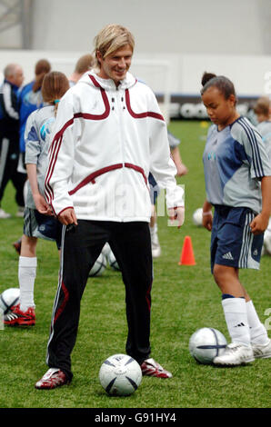 England und Real der Madrider David Beckham übersieht die Kinder bei Fußballspielen während der offiziellen Eröffnung der David Beckham Academy in East Parkside, Greenwich, London, Montag, 28. November 2005. Siehe PA Geschichte FUSSBALL Beckham. DRÜCKEN Sie VERBANDSFOTO. Bildnachweis sollte lauten: Sean Dempsey/PA. Stockfoto