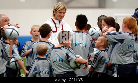 David Beckham von England und Real Madrid spricht mit Kindern während der offiziellen Eröffnung der David Beckham Academy in East Parkside, Greenwich, London, Montag, 28. November 2005. Siehe PA Geschichte FUSSBALL Beckham. DRÜCKEN SIE VERBANDSFOTO. Der Bildnachweis sollte lauten: Sean Dempsey/PA. Stockfoto