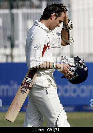 England Kapitän Michael Vaughan verlässt das Feld, nachdem er vom pakistanischen Mohammad Youssuf für 58 erwischt wurde, läuft beim Bowling von Shoaib Malik am ersten Tag des dritten Testspieles im Gaddafi Stadion in Lahore, Pakistan, am Dienstag, den 29. November 2005. Siehe PA Geschichte CRICKET England. DRÜCKEN SIE VERBANDSFOTO. Bildnachweis sollte lauten: Gareth Copley Stockfoto