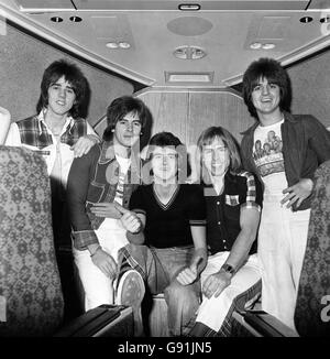 Die Bay City Rollers Pop-Gruppe an Bord eines Jumbo-Jets auf dem Höhepunkt ihres Ruhmes. Von links: Stuart Wood, Alan Longmuir, Leslie McKeown, Derek Longmuir und Eric Falkner. Stockfoto