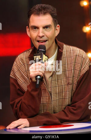 Gastmoderator Tim Westwood (rechts) mit Max Akhtar während seines Auftritts in MTV's TRL (Total Request Live) Show, von MTV's Leicester Square Studios, Central London, Freitag, 2. Dezember 2005. DRÜCKEN Sie VERBANDSFOTO. Bildnachweis sollte lauten: Anthony Harvey/PA Stockfoto