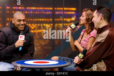 Gastmoderator Tim Westwood (rechts) mit Max Akhtar während seines Auftritts in MTV's TRL (Total Request Live) Show, von MTV's Leicester Square Studios, Central London, Freitag, 2. Dezember 2005. DRÜCKEN Sie VERBANDSFOTO. Bildnachweis sollte lauten: Anthony Harvey/PA Stockfoto