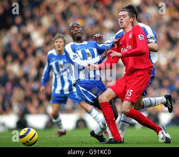 (L-R) Damien Francis von Wigan Athletic und Peter Crouch von Liverpool Für den Ball Stockfoto
