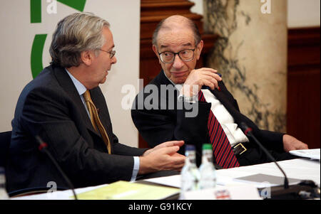 Der Vorsitzende der US-Notenbank, Alan Greenspan (R), spricht mit dem britischen Gouverneur der Bank of England, Mervyn King (L), während des zweiten Tages der G7-Sitzung der Finanzminister und Zentralbankgouverneure am 3. Dezember 2005 im Finanzministerium in London. Siehe PA Geschichte POLITIK G7. DRÜCKEN Sie VERBANDSFOTO. Bildnachweis sollte lauten: Stephen Hird/Reuters/Pool/PA Stockfoto