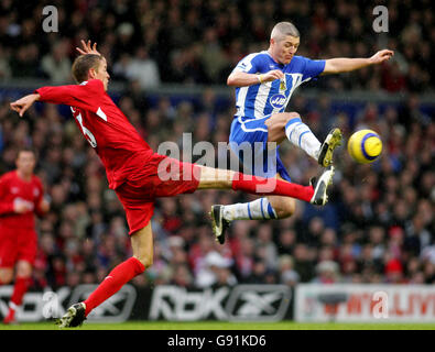 Liverpools Peter Crouch (l) und Graham Kavanagh, Wigan Athletic, kämpfen Für den Ball Stockfoto