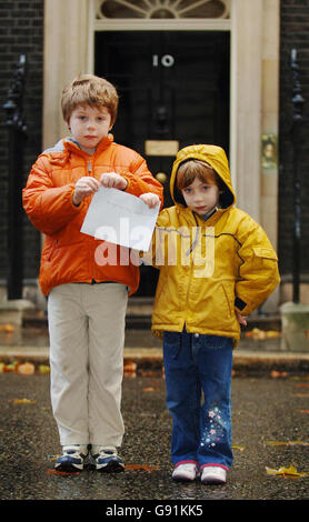 Ross Moncrieff, 8, und Schwester Ursula, 4, außerhalb der Downing Street 10, bevor sie einen Brief an Premierminister Tony Blair übergaben, in dem sie das Vereinigte Königreich aufforderten, mehr Kontrolle über menschengemachte Faktoren auszuüben, die den Klimawandel beeinflussen, Als Teil einer Kampagne gegen den Klimawandel Changwe märz, der durch Zentral-London am Samstag 3. Dezember 2005 stattfand. DRÜCKEN Sie VERBANDSFOTO. Bildnachweis sollte lauten: Fiona Hanson/PA Stockfoto