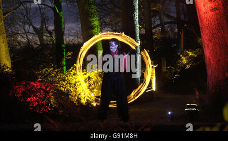 Ruaraidh Milne von der Feuerperformancetruppe Te Pooka tritt bei der Vorstellung von 'The Kingdom of Light' auf, die am Montag, den 5. Dezember 2005 in Balloch neben Loch Lomond, Schottland, zu sehen ist. Das Display nutzt Audio- und visuelle Techniken, die um einen Waldweg herum aufgebaut sind, einschließlich Projektionen von Wolken und Waldszenen, Theaterbeleuchtung, Spiegeln, Rauchmaschinen und gruseligen Soundeffekten, die über Lautsprecher gespielt werden. Sehen Sie sich die PA-Geschichte an. SCOTLAND Light. ASSOZIATIONSFOTO. BILDNACHWEIS SOLLTE LAUTEN: Danny Lawson/PA Stockfoto