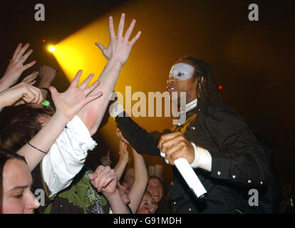 . The Prodigy in concert in der Brixton Academy, South London, Montag, 5. Dezember 2005. DRÜCKEN Sie VERBANDSFOTO. Bildnachweis sollte lauten: James Carr/PA Stockfoto