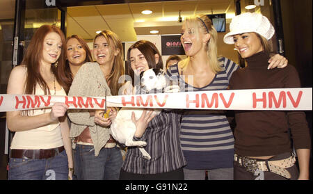 Die Pop-Gruppe Girls laut bei der Eröffnung des neuen HMV-Stores im Mercat Center Kirkcaldy, Schottland, Dienstag, 6. Dezember 2005. (Links-rechts) Nicola Roberts, Kimberley Walsh, Nadine Coyle, Store Manager Joan Davidson mit Nipper dem Hund, Sarah Harding und Cheryl Tweedy. DRÜCKEN SIE VERBANDSFOTO. Bildnachweis sollte lauten: Danny Lawson/PA. Stockfoto