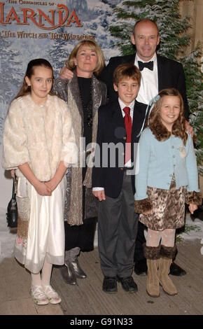 Sir Clive Woodward kommt mit seiner Frau Jayne und seiner Familie zur Royal Film Performance & Weltpremiere von 'The Chronicles of Narnia' aus der Royal Albert Hall, West London, am 7. Dezember 2005. DRÜCKEN SIE VERBANDSFOTO. Der Bildnachweis sollte lauten: Ian West/PA Stockfoto